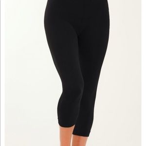 black leggings capris